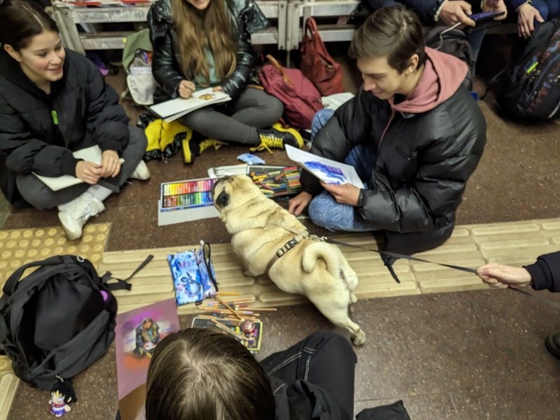 Ракети летять, а ми працюємо. Студенти мистецького коледжу під час тривоги навчались в метро