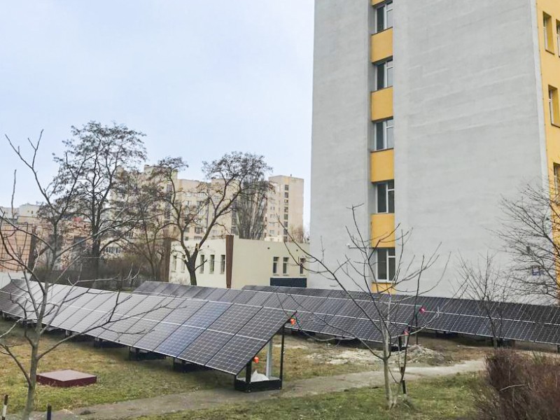 “Зелені” технології проти блекауту: діагностичний центр у Києві заживили від сонячної електростанції
