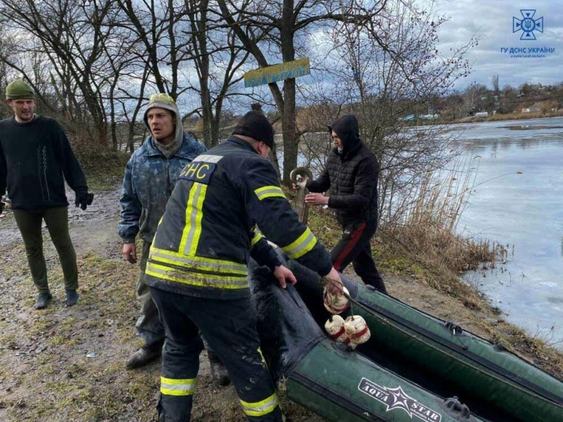 В Обухівському районі врятували рибалок, що провалились під кригу