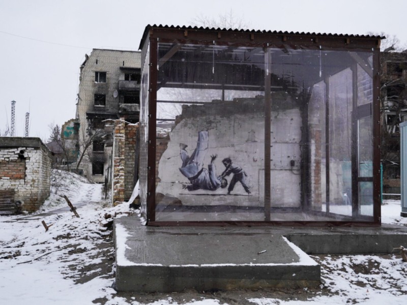 Графіті Бенксі на Київщині захистили від вандалів і негоди