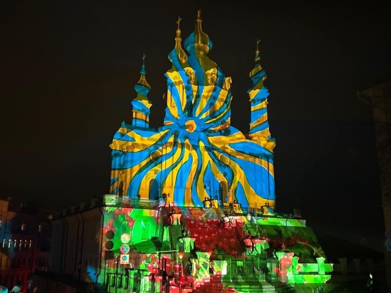 Світло проти зла: швейцарський митець Геррі Хофштеттер підсвітить будівлі в Україні до роковин повномасштабного вторгнення