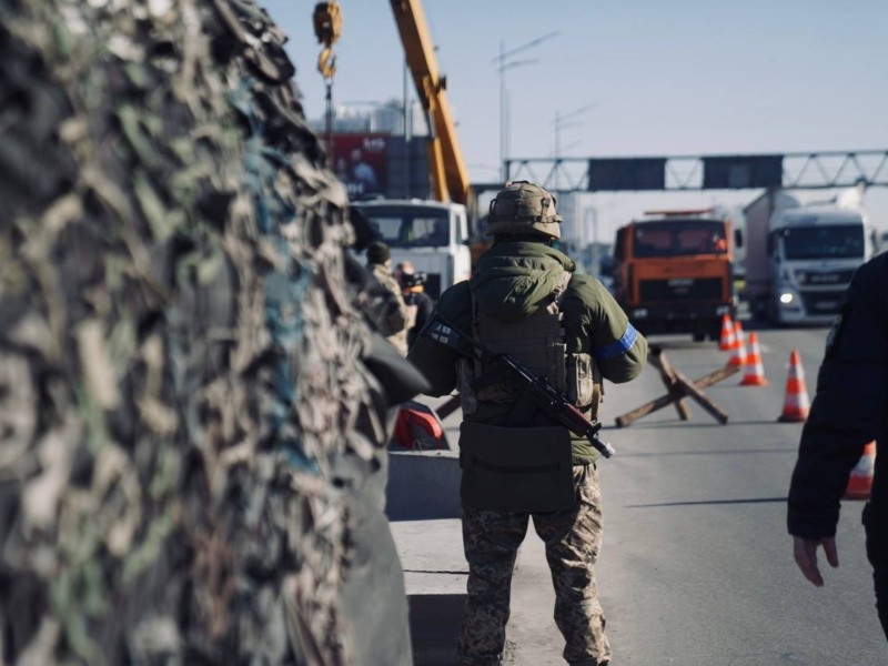 Оборона Києва: захисники столиці тренуються відбивати наступ з півночі та залишають ворогу таємні “сюрпризи” – фото, відео