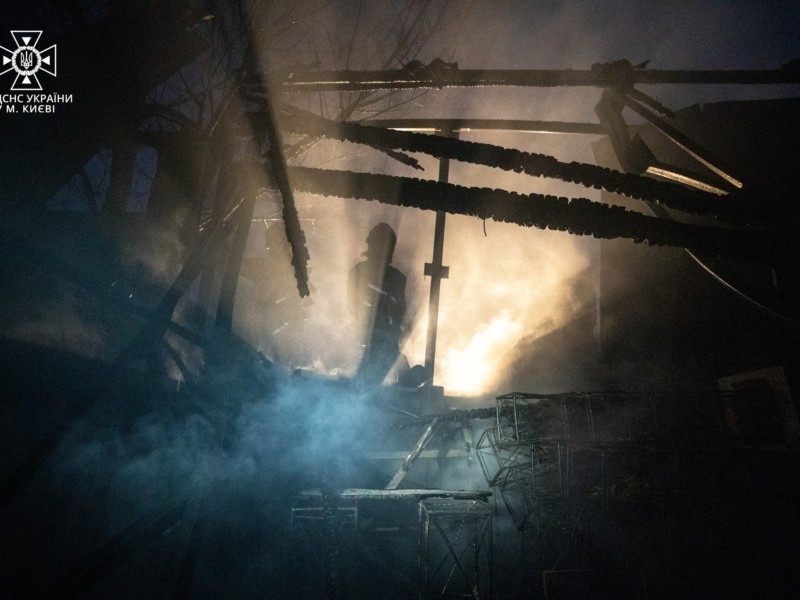 Рятувальники показали масштаб пожежі на складах у Солом’янському районі – фото
