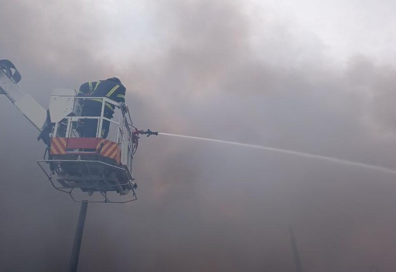 У Києві загасили масштабну пожежу на складі лакофарбових виробів – фото, відео