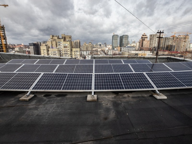 Міська програма “70/30” працює: кияни поставили на даху будинку сонячні панелі і не переймаються через відключення світла