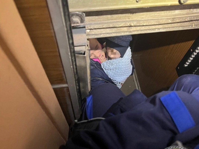 Рятувальники визволили жінку з немовлям, які стали заручниками ліфта – фото