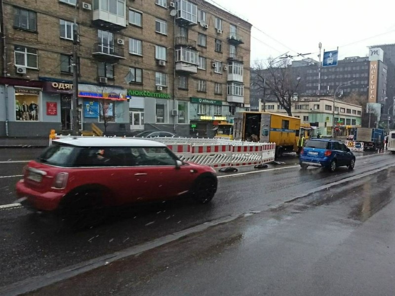 На вулиці Гетьмана другу добу усувають аварію на каналізаційному колекторі – що відомо