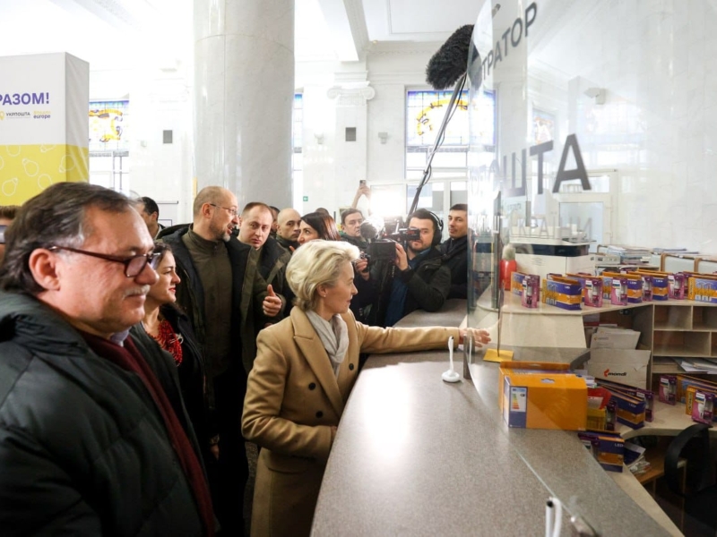 Президентка Єврокомісії у Києві пішла на пошту: причина в лампах