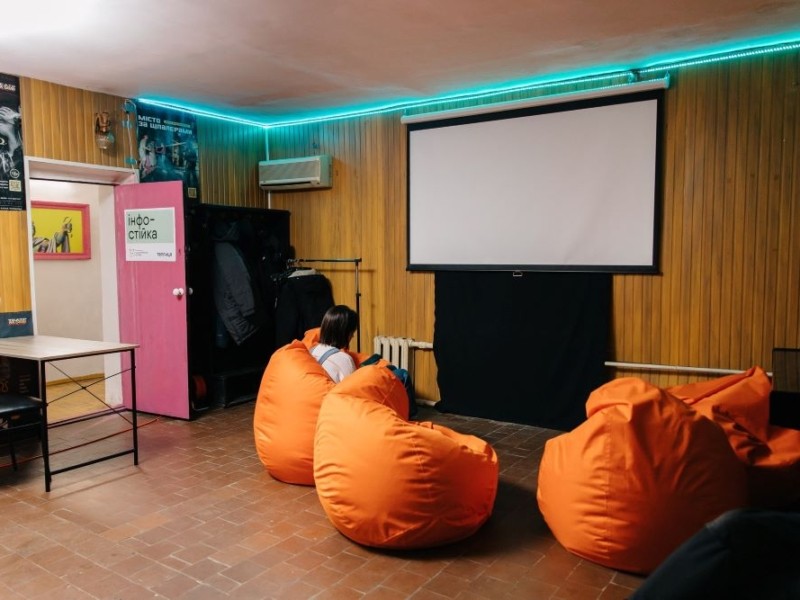 “Теплиця” в театрі: волонтери відкрили пункт обігріву та інтернету на Солом’янці