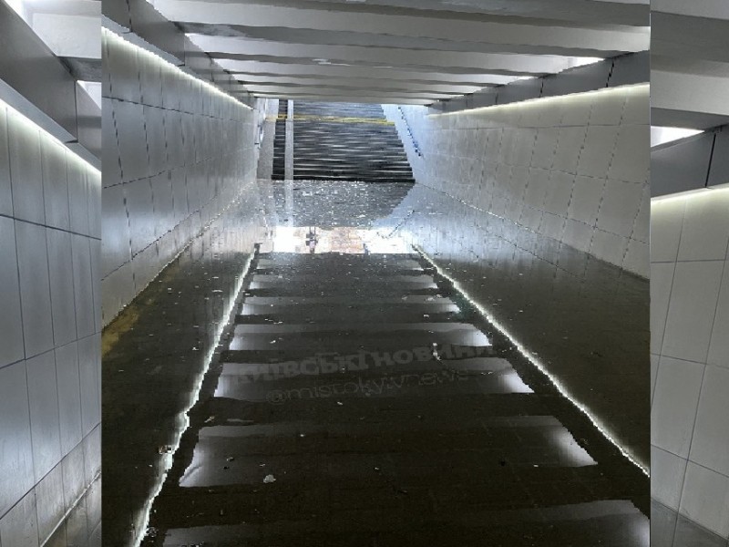 Затопило підземний перехід: пасажирів не випускають з трамваїв через комунальну проблему
