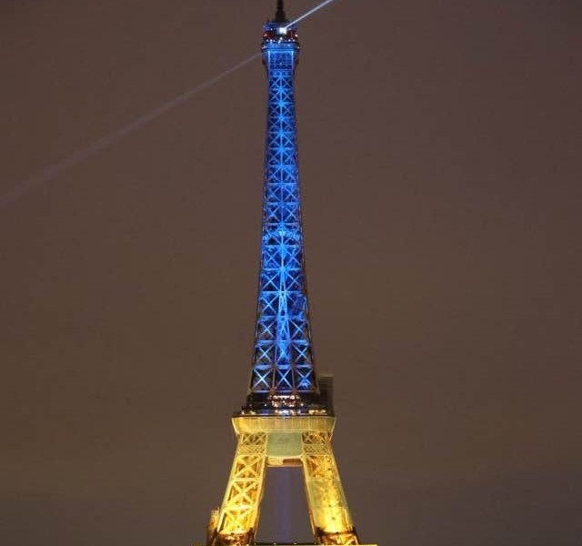 Ейфелеву башту у Парижі підсвітили кольорами українського прапора