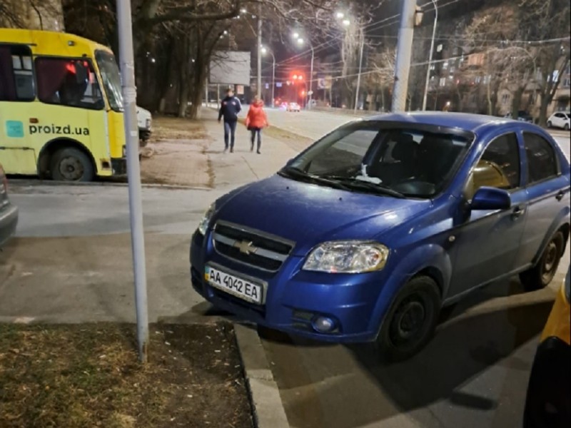 У Києві водій припаркувався на пішохідній дорозі