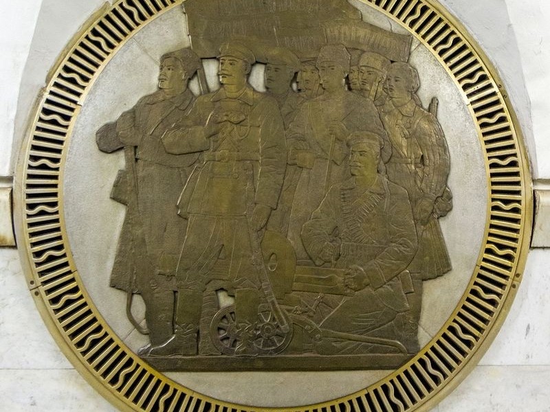 На “Вокзальній” демонтують бронзові медальйони з радянською символікою, коли дадуть гроші