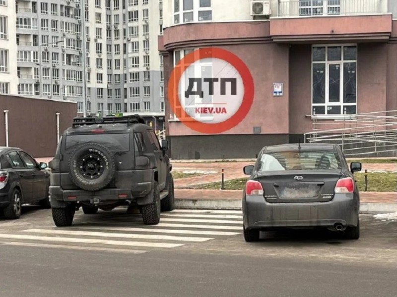 У Києві “герой паркування” залишив позашляховик просто на пішохідному переході