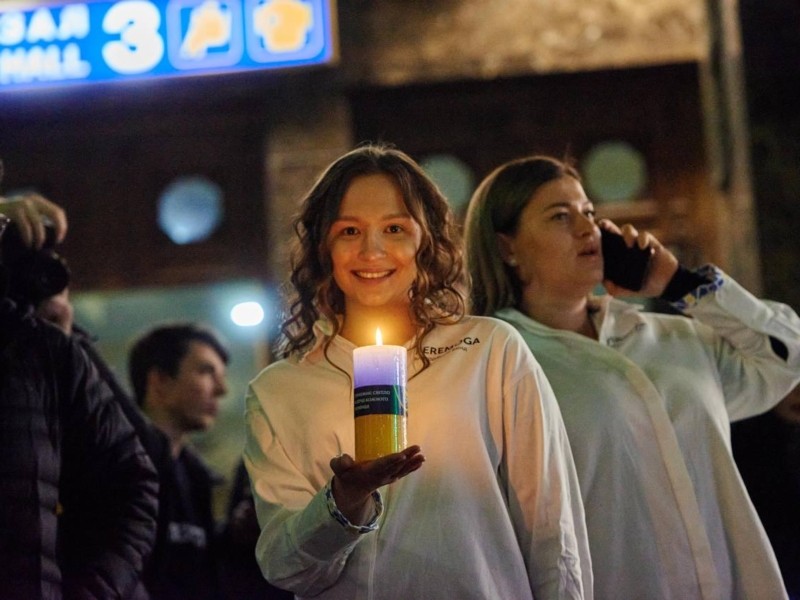 На залізничному вокзалі влаштували свято світла: пасажирам роздадуть 25 тисяч свічок