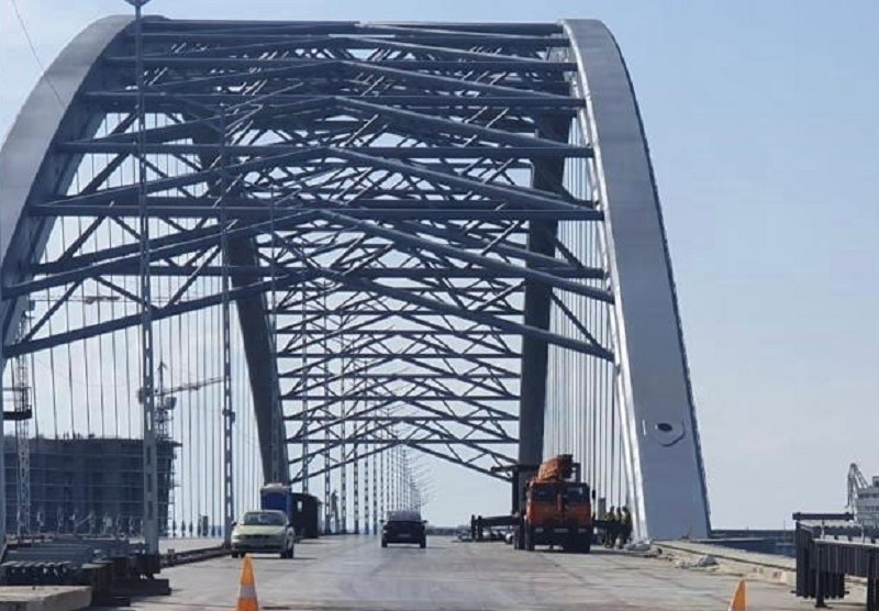 Мільйонні збитки на будівництві Подільського мосту: директор КП отримав підозру та відсторонений від посади
