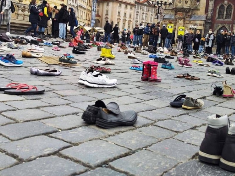 У центрі Праги розмістили десятки пар взуття, щоб нагадати про загиблих у Маріуполі та Бучі
