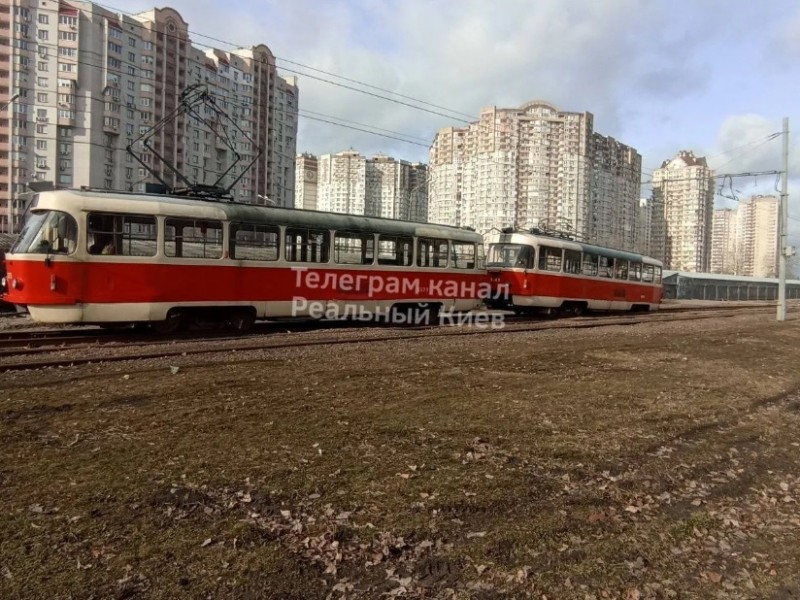 У Києві на Позняках трамвай зійшов з рейок, рух електротранспорту було заблоковано