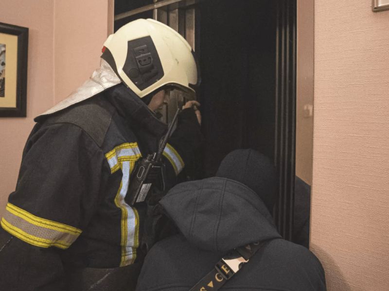 У столичному готелі загорівся ліфт: рятувальники евакуювали мешканців (ФОТО)