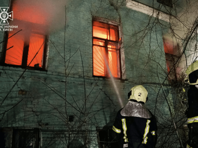 Чотириповерхова будівля горіла у Києві, є загиблий (ФОТО)