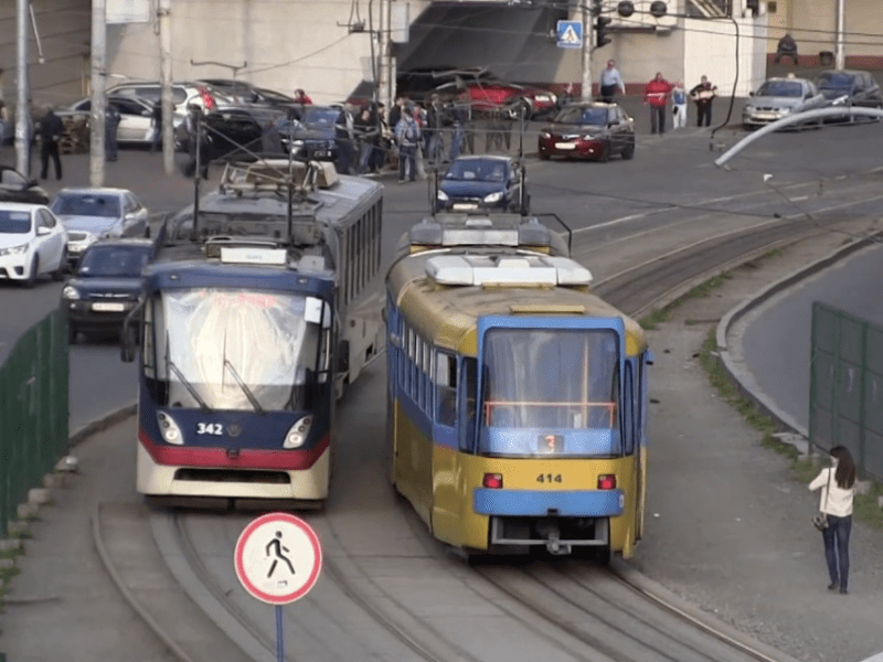 Трамваї і тролейбуси Києва повертаються на маршрути