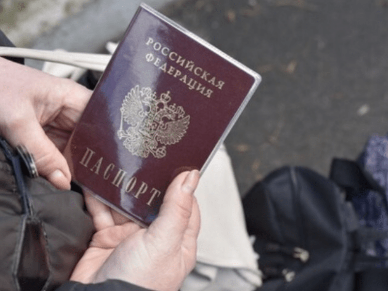 Примусова паспортизація: окупанти погрожують звільняти з роботи українців, які не мають документів РФ