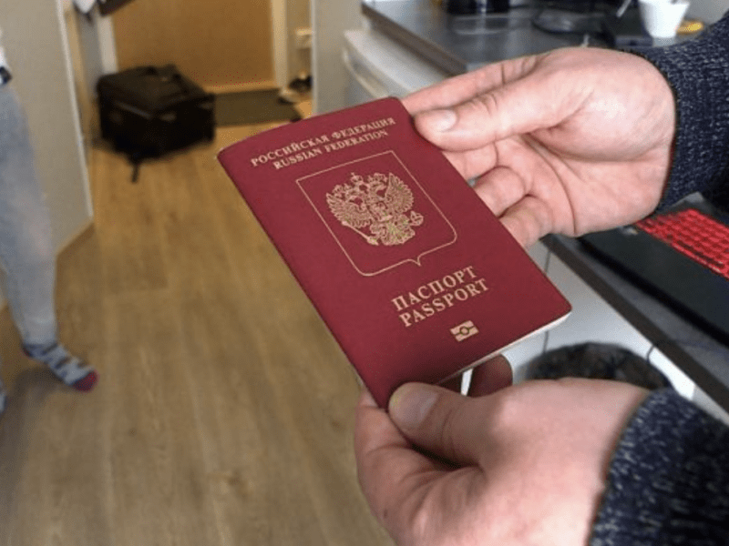 Погрожують виселенням: на окупованих територіях українців змушують отримувати паспорти РФ