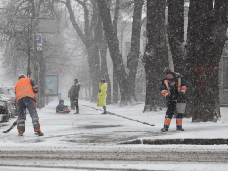 Киян закликали бути уважними та обережними: у столиці йтиме сніг