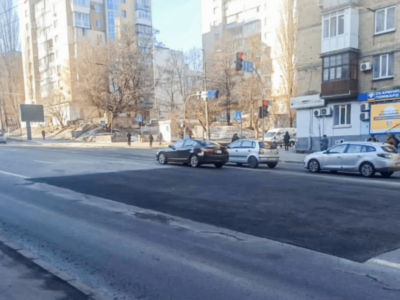 На вулиці Вадима Гетьмана у Києві відновили рух після ремонту колектора