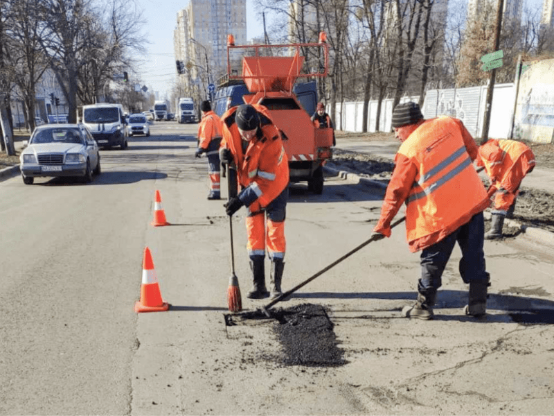 Скоро весна: у всіх районах Києва ремонтують дороги (ФОТО)