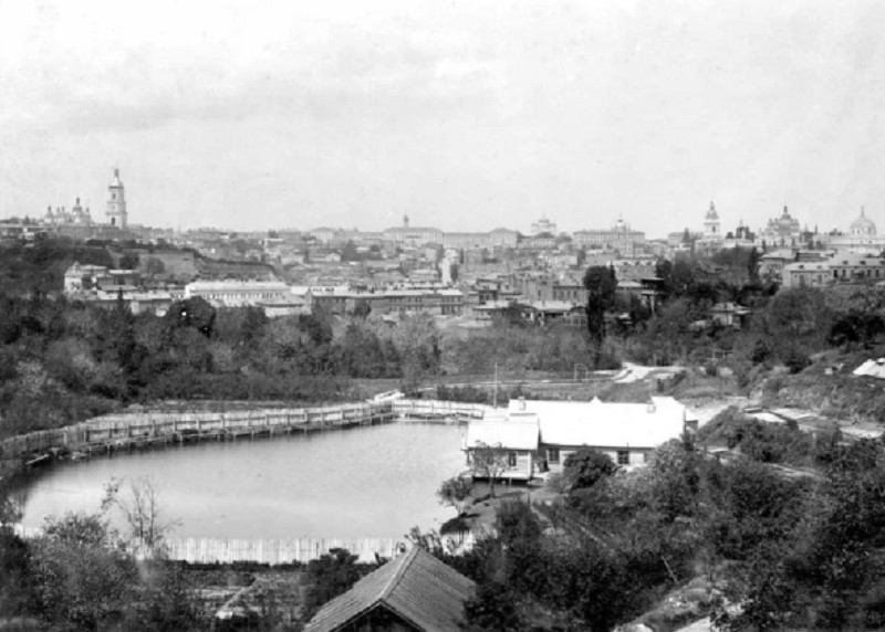 У столиці в 1900-х роках на місці театру Франка розташовувалися Київський Париж і водойма
