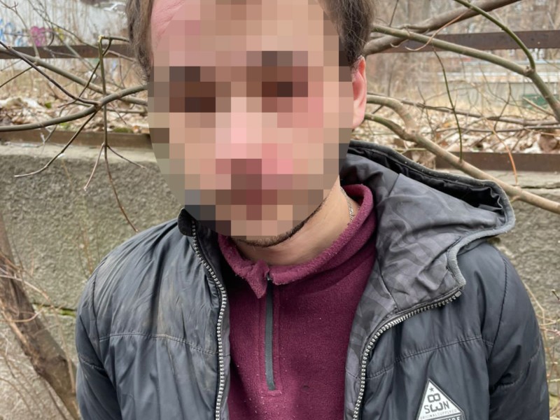 У Києві затримали чоловіка, який за допомогою пошти розповсюджував наркотики