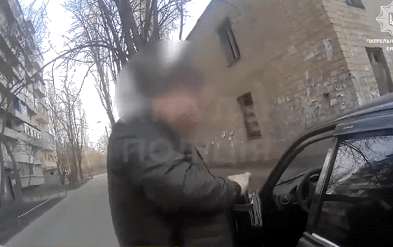 Навіть драгер в шоці: у Києві п’яний батько віз сина автівкою із садочка