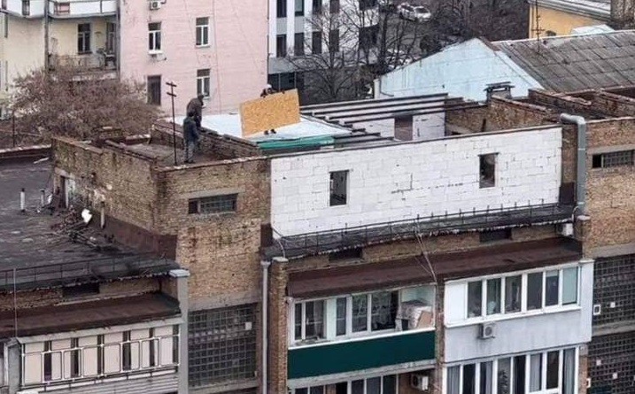 Комунальники виявили незаконну надбудову на даху багатоповерхівки у Голосієві, але не можуть до неї дістатись