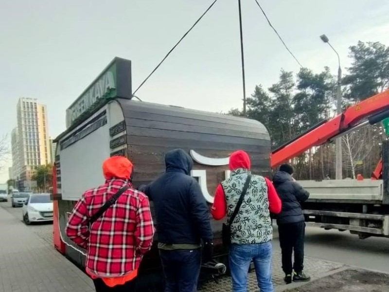 З’являються як гриби після дощу: комунальники демонтують незаконні торговельні ятки у Києві