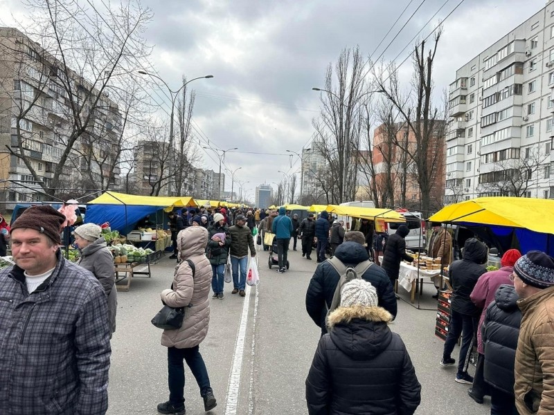 Торговців на ярмарках та ринках Києва спонукають переходити на безготівковий розрахунок