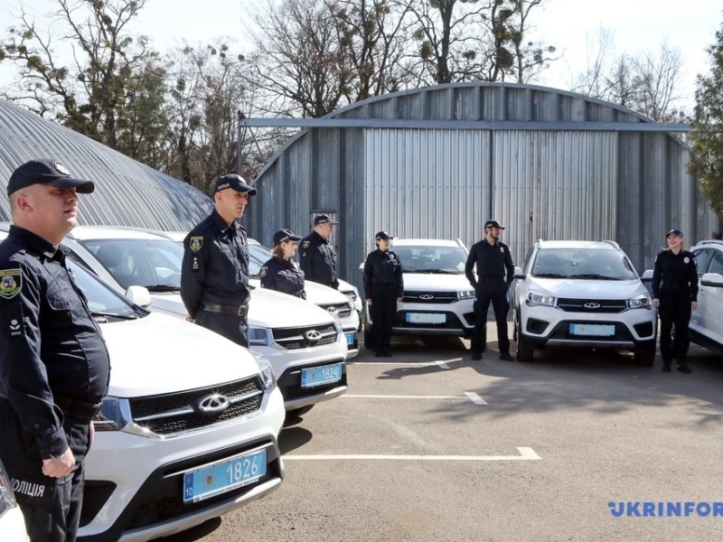 Поліція Київщини отримала 10 автомобілів за сприяння американської письменниці