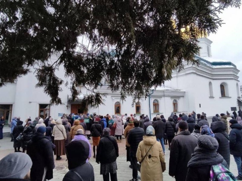 День прощання з УПЦ в Києво-Печерській Лаврі: з’їхалися віряни, поліція проводить обшук автомобілів, що вивозять майно
