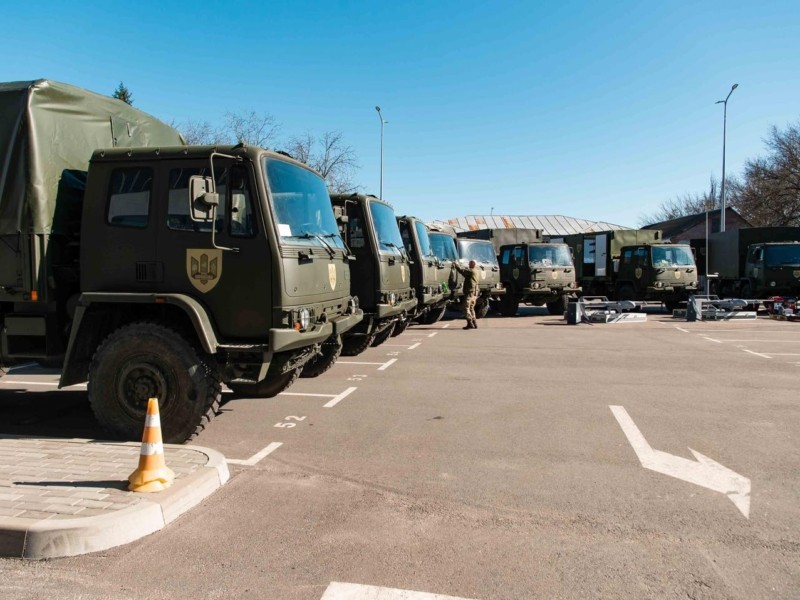 Рекорд для фронту: з Києва на позиції ЗСУ поїдуть 15 вантажівок DAF