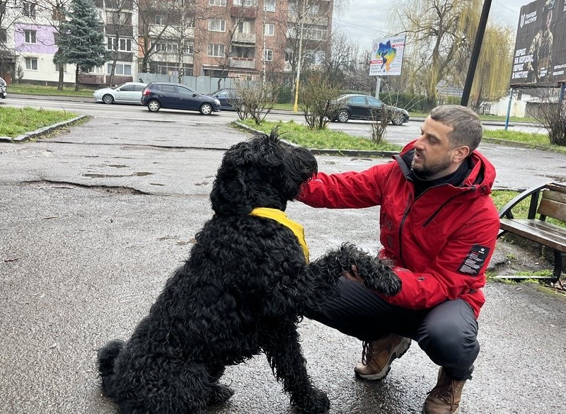 Киянин, який мандрує Україною пішки із собакою, дістався Ужгорода