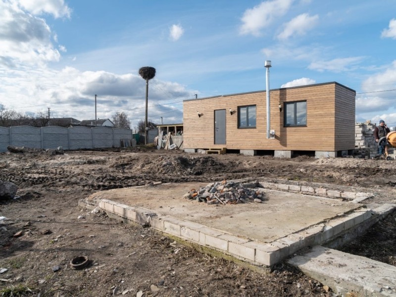 На Київщині встановлюють 100 збірних будиночків для родин, житло яких розбомбили окупанти