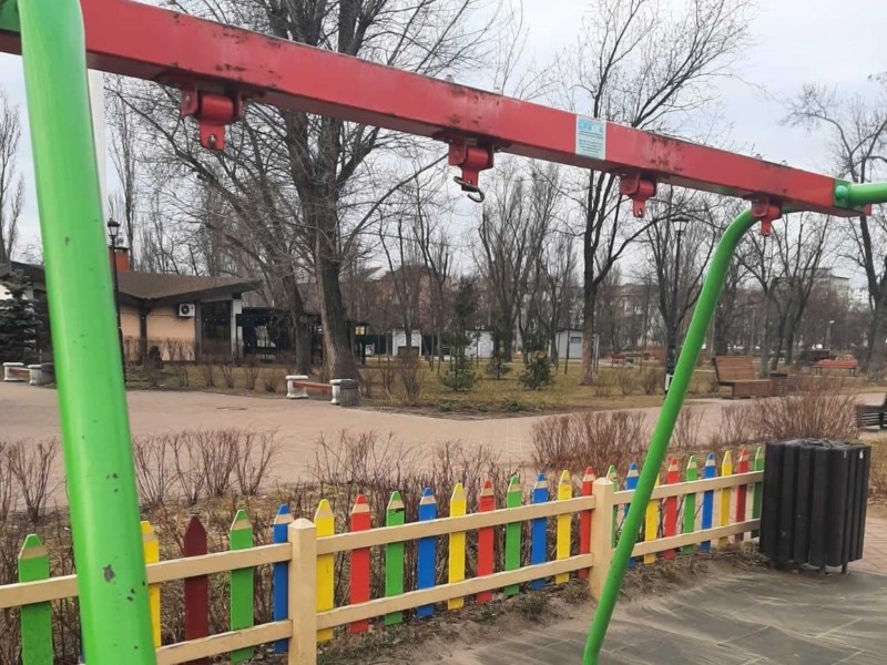 Вандали додають болю: з дитячого майданчика у парку викрали гойдалки