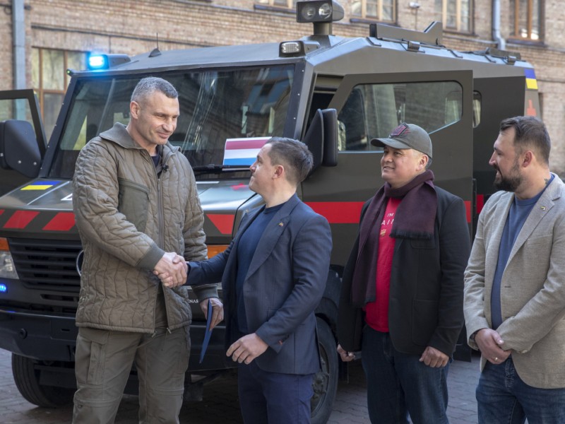 Київ отримав броньовані автомобілі швидкої допомоги і передасть їх ЗСУ