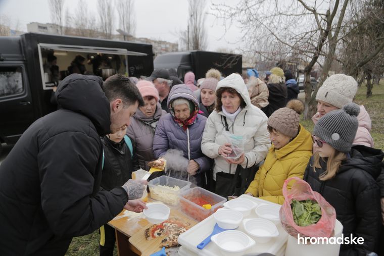 Беруть їжу на всю родину: шеф-кухар зі США готує борщ для людей у Бородянці