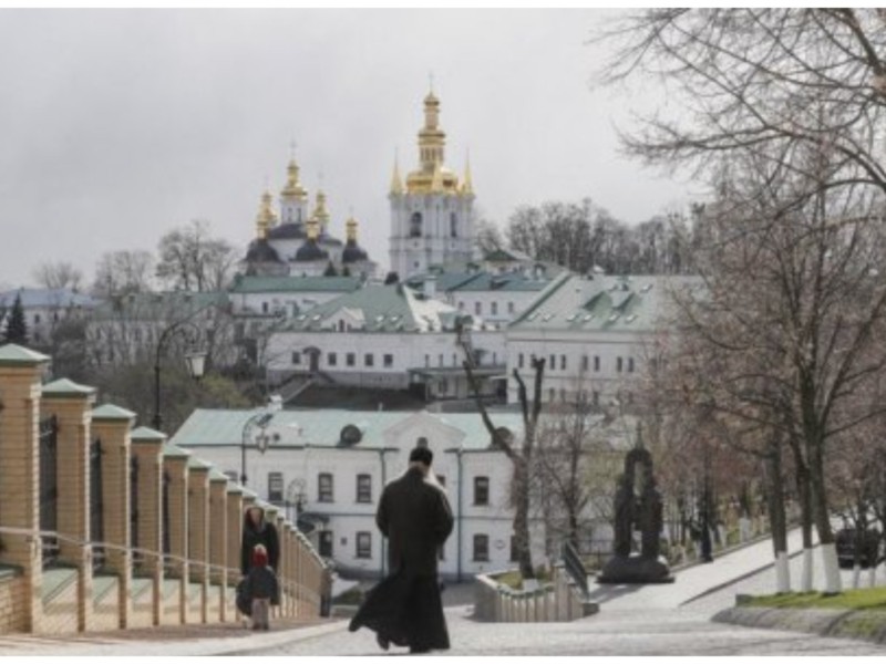 Поліція перевіряє речі, які вивозяться представниками московського патріархату