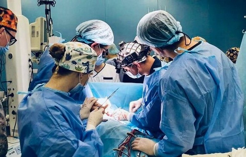 Столичні хірурги провели унікальну операцію на серці: оперувало разом 4 команди
