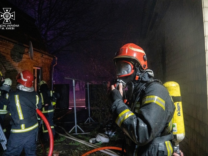 Масштабна пожежа: у Києві горів двоповерховий будинок