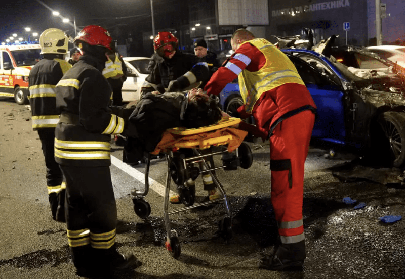 ДТП на Бандери: рятувальники деблокували водія з понівеченої автівки, пасажир загинув (ФОТО)