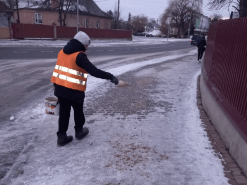 Така весна: понад 3,5 тисячі комунальників чистять Київ від снігу