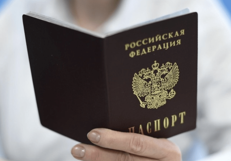 Не видають зарплату: окупанти змушують українців отримувати російські паспорти